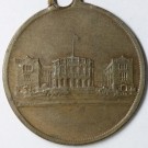 17. Mai. 1907, Sittende kv. i nasjonaldrakt, JA.46, Bronse m/hempe thumbnail