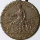 17. Mai. 1907, Sittende kv. i nasjonaldrakt, JA.46, Bronse m/hempe thumbnail