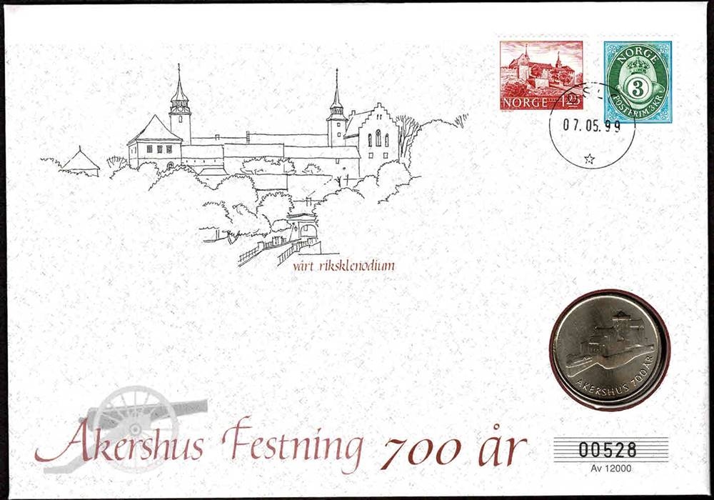 Mynt: Minne 20 kr-1999 utgitt i forbindelse med Akershus festnings 700 års jubileum.
Frimerke: Posthornmerke samt frimerke med motiv av Akerhus festning fra 1977.
Stempel: Oslo, 07.05.1999, myntens utgivelsesdag.
Opplag: 15.000 Stk. // Bakark medfølger