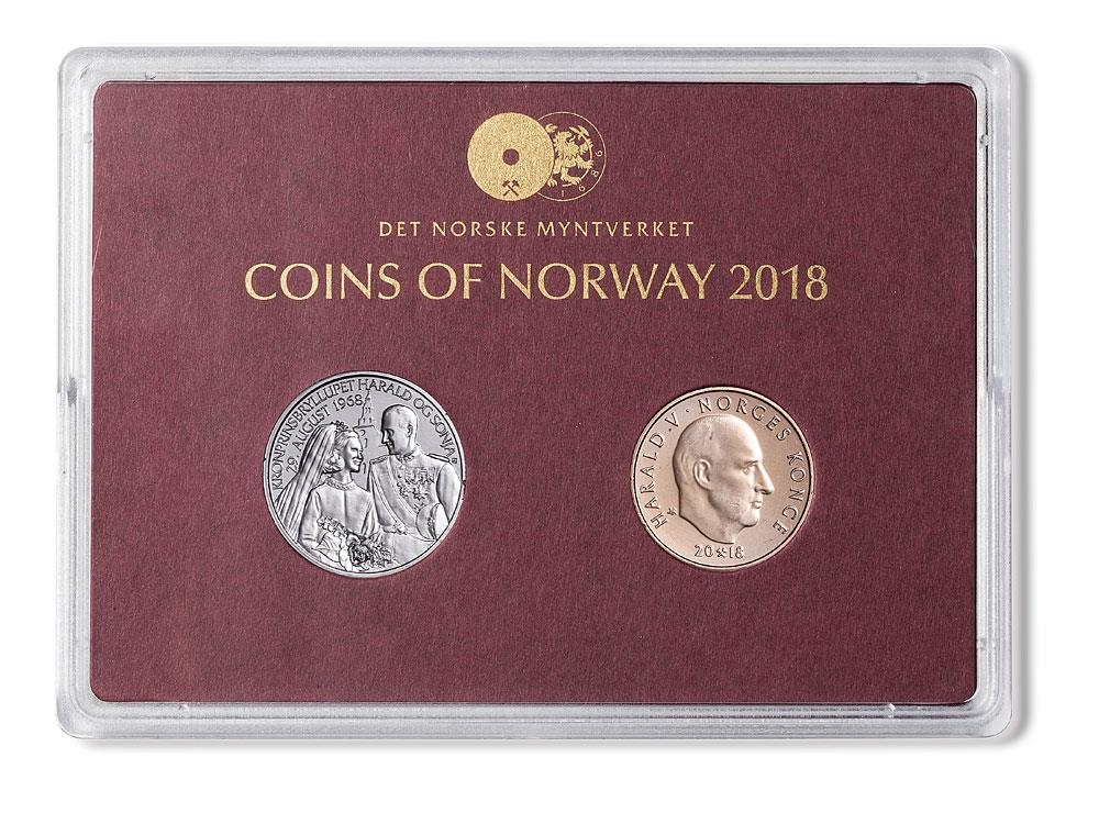 Settet inneholder årets 20-krone som Norges Bank utgir i forbindelse med 150-årsjubileet for Den Norske Turistforening. I tillegg inneholder settet års medalje 2018 som markerer gullbryllupet til Kong Harald og Dronning Sonja.
Max opplag: 9.000
