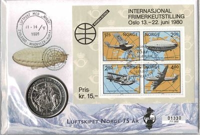 Mynt: Britisk mynt som hedrer Roald Amundsen, utgitt i Jubileumsåret 2001.
Frimerker: Norsk Polarflygningshistorske motiv. Stempel: Ny Ålesund, 12.05.2001, 75 år etter at luftskipet Norge nådde Nordpol-punktet. Opplag: 11.000 Stk. // Bakark medfølger