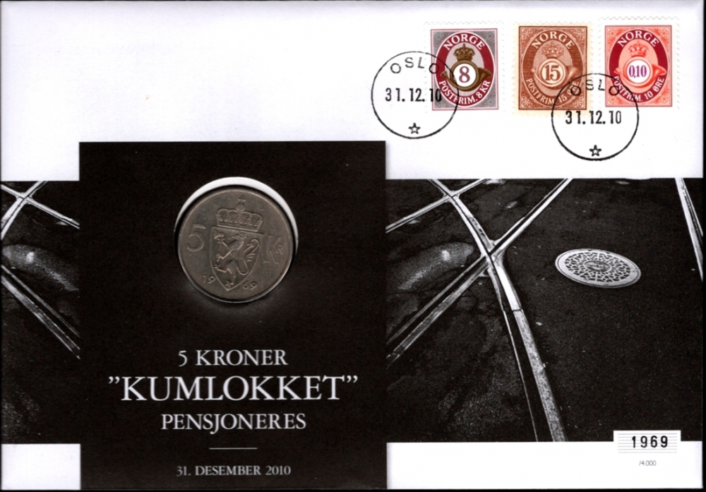 Mynt: 5 Kroner 1963-1988
Frimerker: NK 515, 1284 og 1774.
Stempel: Oslo, 31.12.2010.
Opplag: 4.000 Stk. // Bakark medfølger.