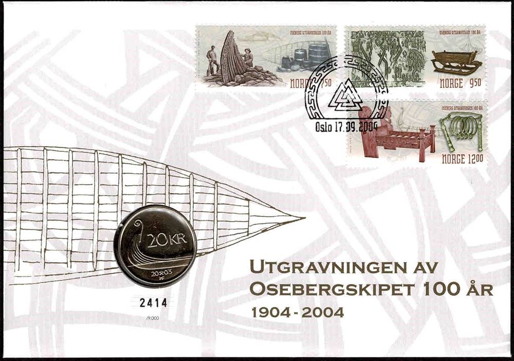 Mynt: Usirkulert 20 krone 2003. Frimerker: 3 jubileumsfrimerker utgitt i anledning markeringen av 100-års jubileet. Motiv fra gjenstander funnet ved utgravningen. Stempel: Oslo, 17.09.2004 på frimerkenes utgivelsesdag. Opplag 9.000 // Bakark medfølger