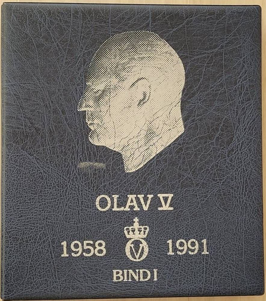 Et elegant A4 album i blå farge i polstret kunstlær med kongens portrett og monogram påtrykt. 
Kraftige blå fortrykksblader med illustrasjon av myntene og opplysninger om myntmetall, årgang og opplagstall. 
Plastark hvor mynt i myntrammene plasseres.