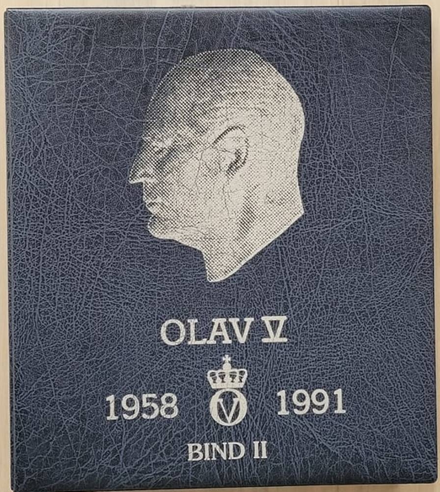 Et elegant A4 album i blå farge i polstret kunstlær med kongens portrett og monogram påtrykt. 
Kraftige blå fortrykksblader med illustrasjon av myntene og opplysninger om myntmetall, årgang og opplagstall. 
Plastark hvor mynt i myntrammene plasseres.