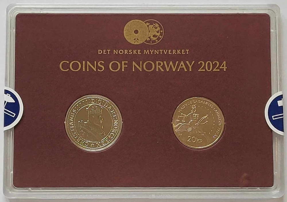 Årets sett inneholder årets 20-krone som Norges Bank utgir i forbindelse med markeringen av Magnus Lagabøtes landlov 750 år. I tillegg årsmedalje 2024. .